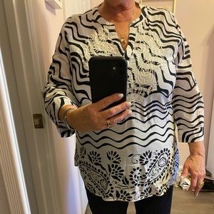 Gorgeous, black and white Chicos lightweight embroidered  tunic top